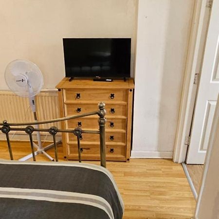 No Frills & Nothing Fancy 1 Bed Studio City Centre คาร์ดิฟฟ์ ภายนอก รูปภาพ
