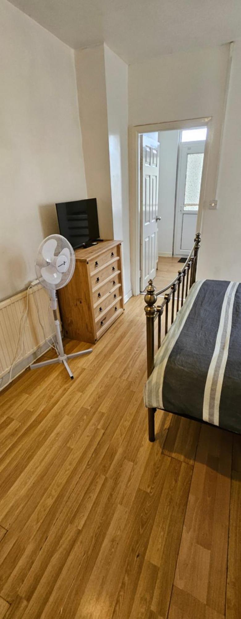 No Frills & Nothing Fancy 1 Bed Studio City Centre คาร์ดิฟฟ์ ภายนอก รูปภาพ